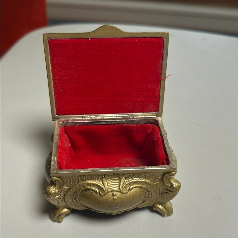 Vintage Gold Tone Metal Footed Jewelry Rose Relief Red Velvet Lining‎ Victorian